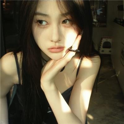 照片中的女孩